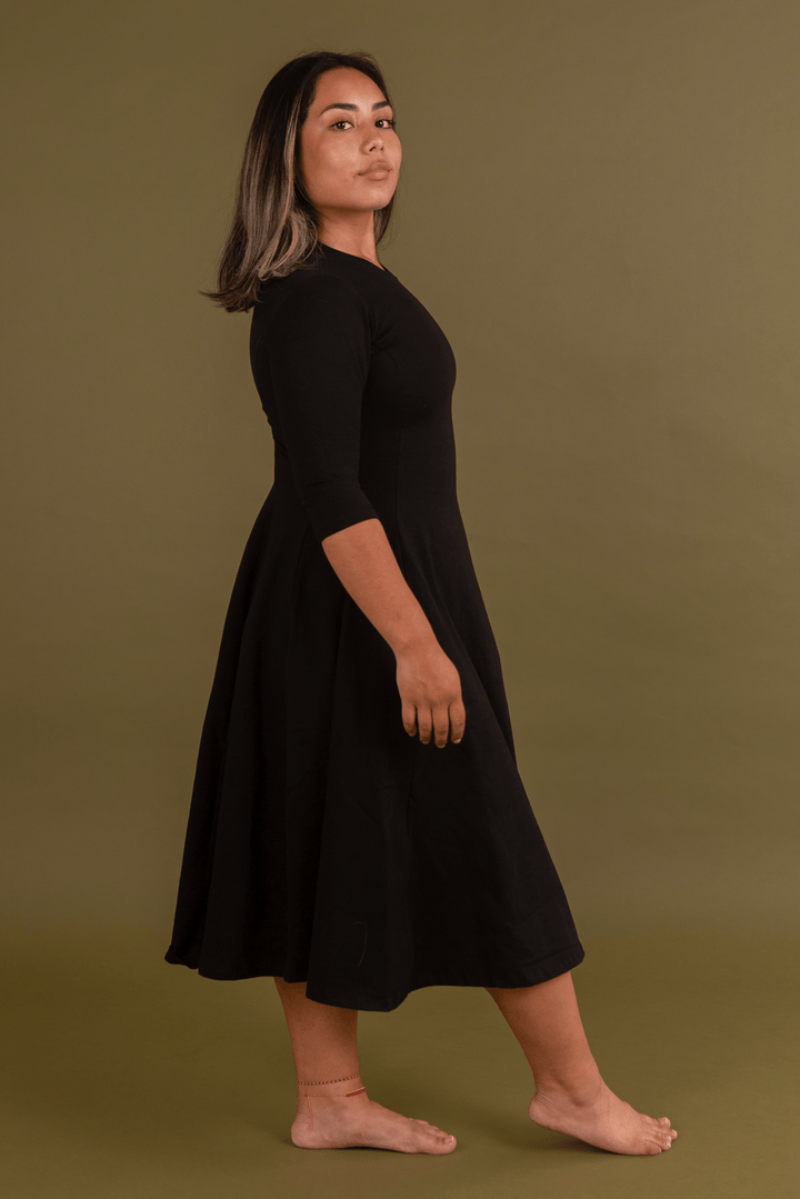 Asri Dress Leki Midi 3/4 sleeve Petite in Black - Manners London