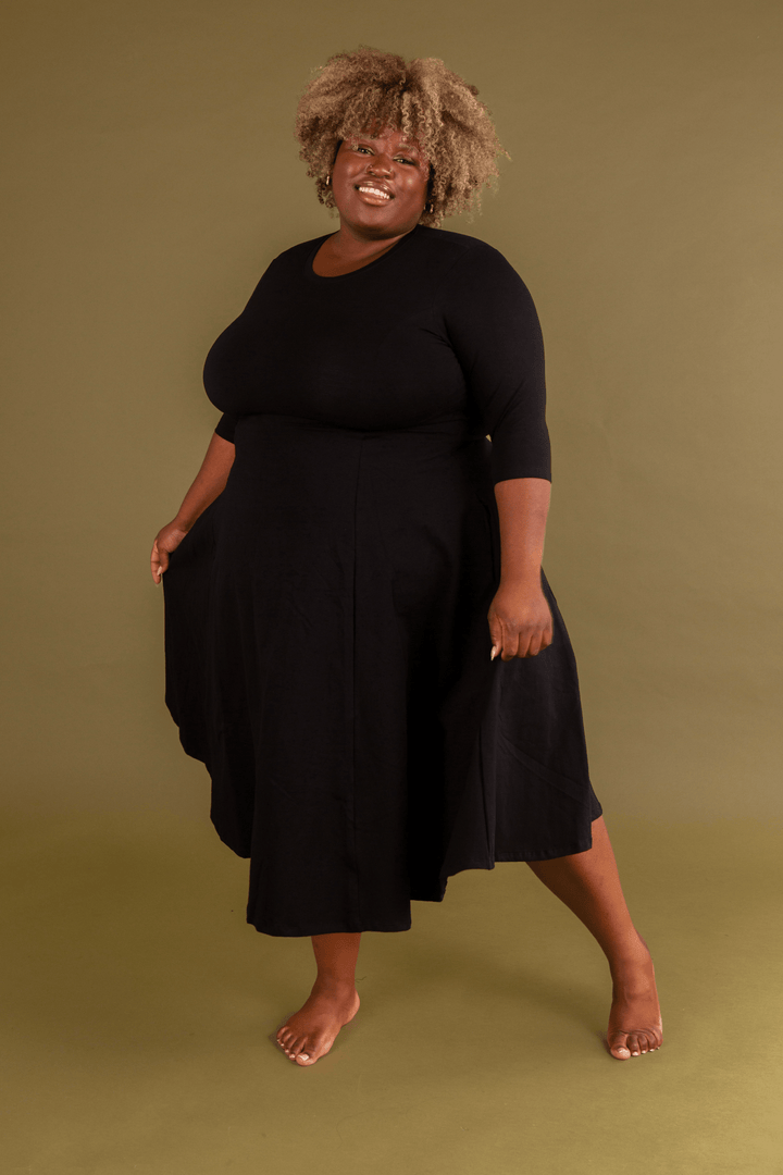 Asri Dress Leki Midi 3/4 sleeve Petite in Black - Manners London