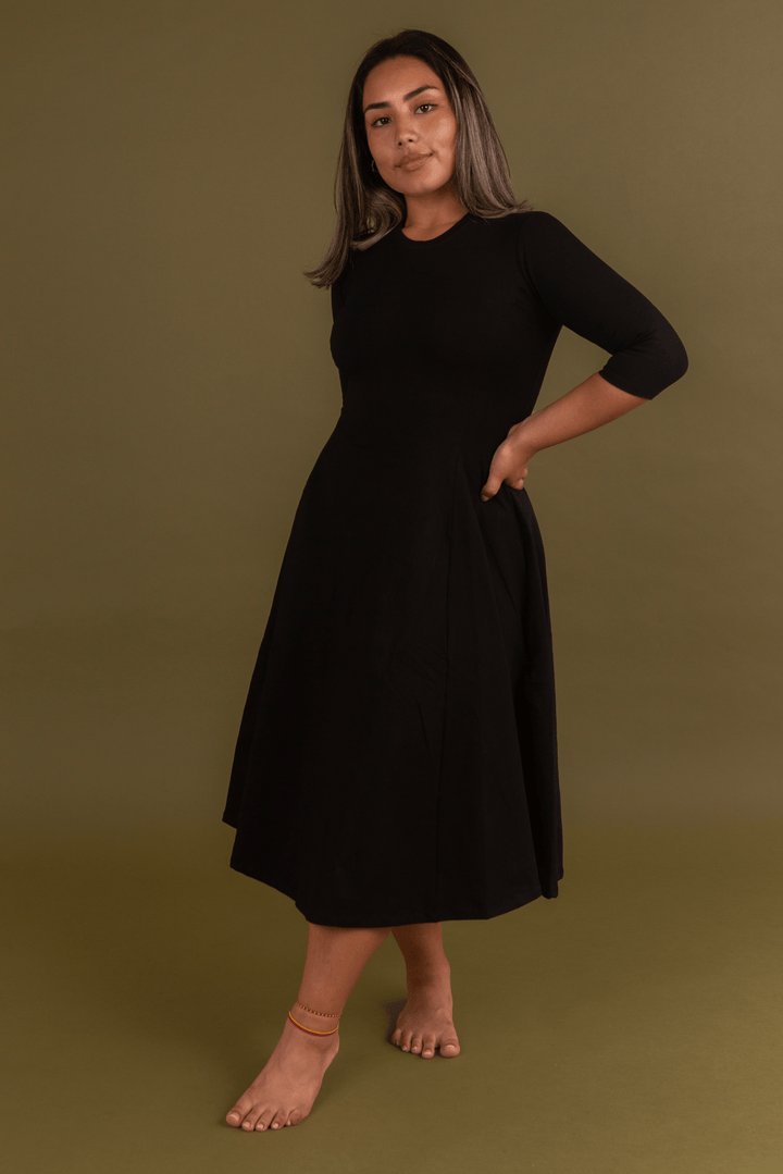 Asri Dress Leki Midi 3/4 sleeve Petite in Black - Manners London