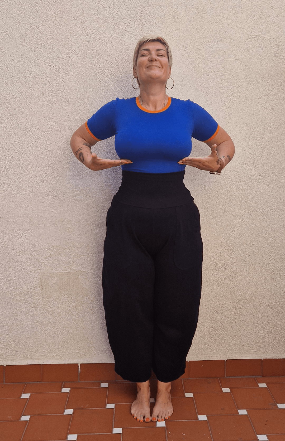 Crew Neck T-shirt in Full Length in Forgetmenot/Tangerin edging - Manners London
