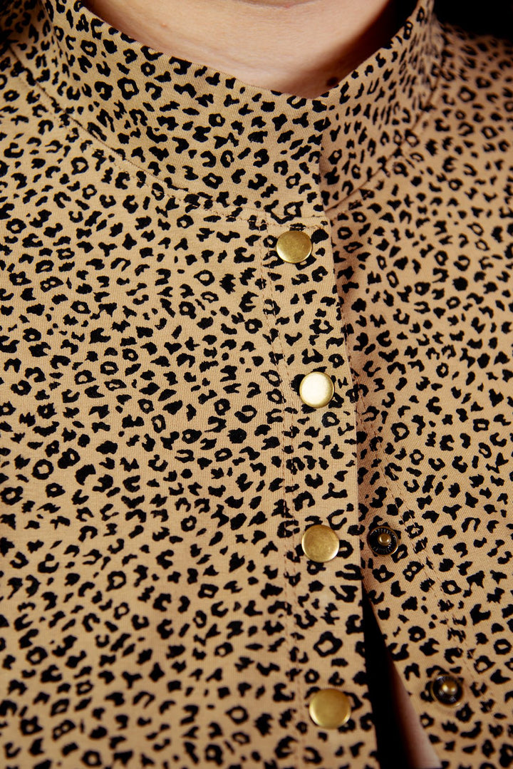 Popper Mid Crop Short Sleeved Shirt in Classic Leopard - Manners London