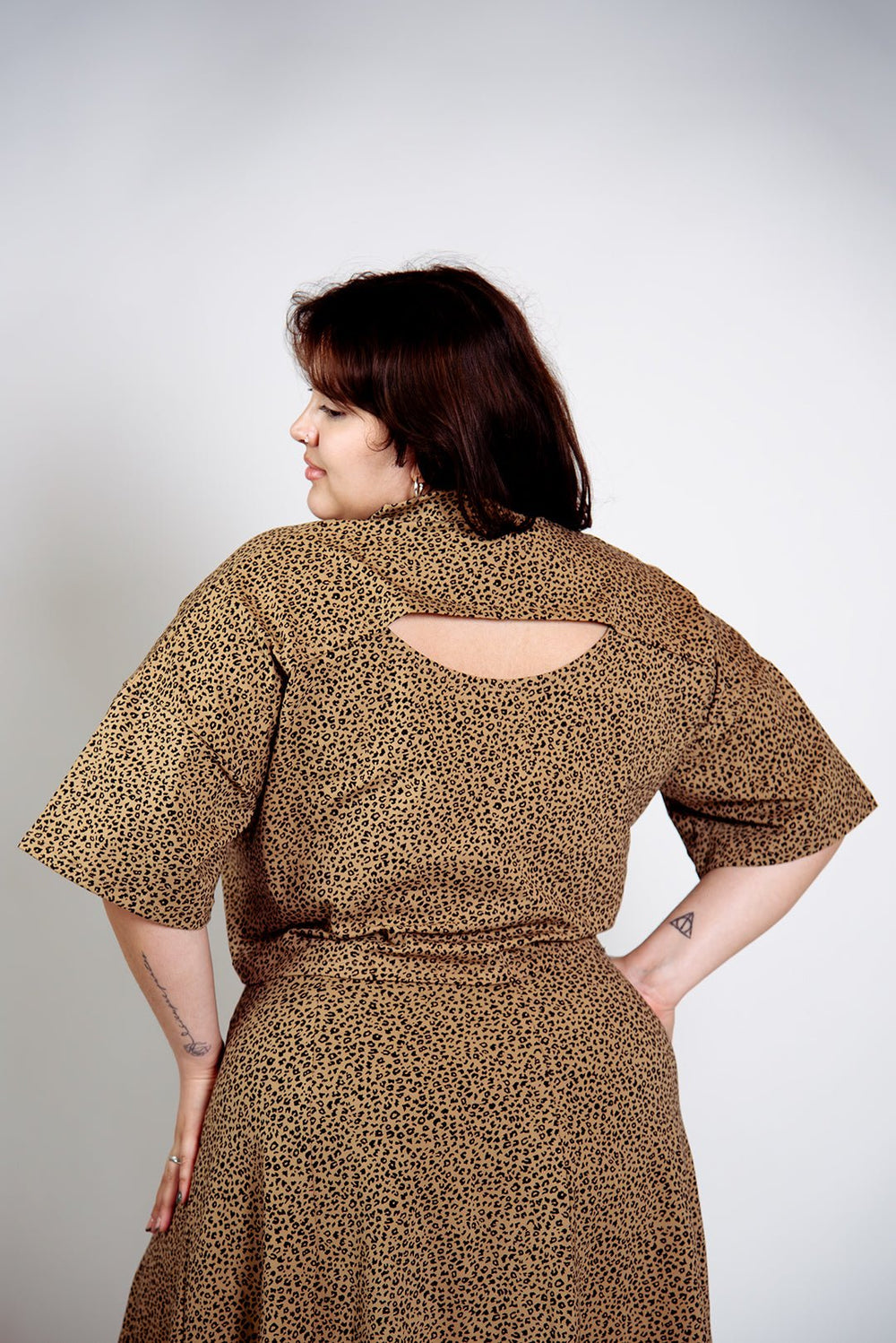 Popper Mid Crop Short Sleeved Shirt in Classic Leopard - Manners London