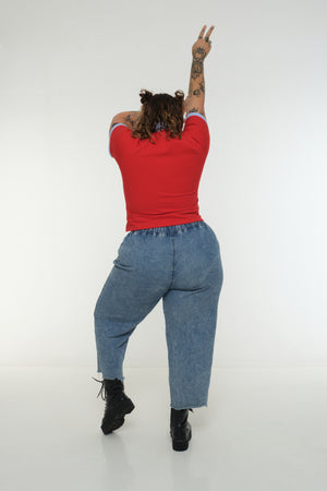 Core ZIP Mid Crop Tee in Red with pastel blue rib