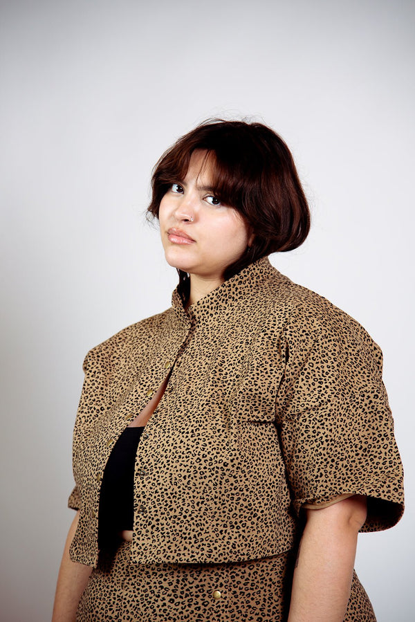 Popper Mid Crop Short Sleeved Shirt in Classic Leopard - Manners London