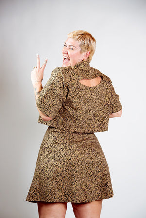 Popper Mid Crop Short Sleeved Shirt in Classic Leopard - Manners London