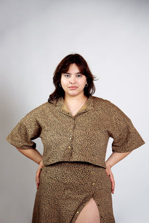 Popper Mid Crop Short Sleeved Shirt in Classic Leopard - Manners London