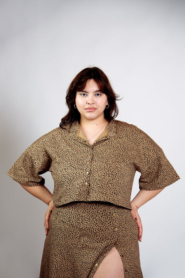 Popper Mid Crop Short Sleeved Shirt in Classic Leopard - Manners London