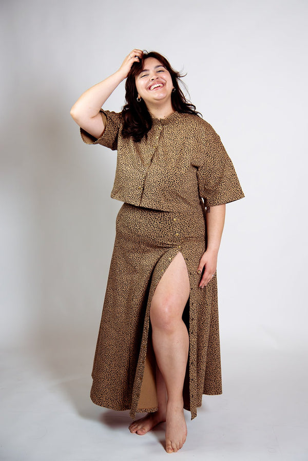 Popper Mid Crop Short Sleeved Shirt in Classic Leopard - Manners London