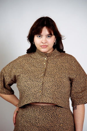 Popper Mid Crop Short Sleeved Shirt in Classic Leopard - Manners London