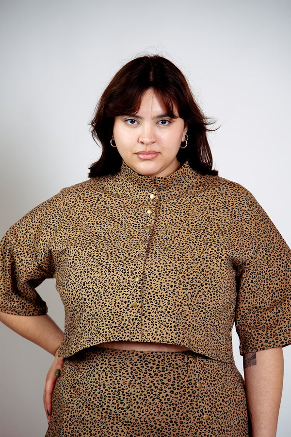 Popper Mid Crop Short Sleeved Shirt in Classic Leopard - Manners London