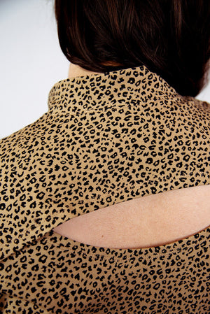 Popper Mid Crop Short Sleeved Shirt in Classic Leopard - Manners London